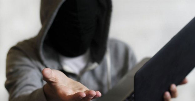 Sześć osób oskarżonych o wyłudzenie 1,8 mln zł m.in. metodą na „wnuczka”