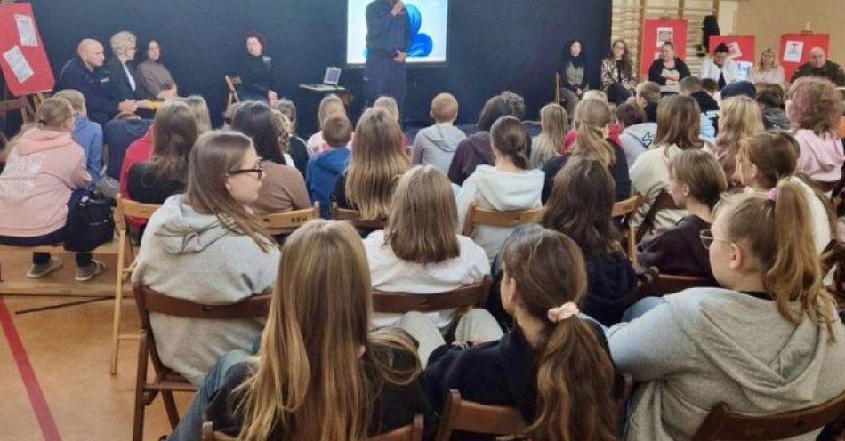 zdjęcie: Młodzież w Helu rozmawiała o przemocy z policją i ekspertami / fot. KPP w Pucku