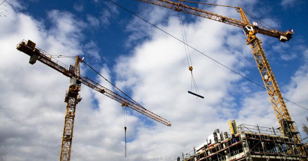 Dźwig przewrócił się na budowie, jedna osoba nie żyje