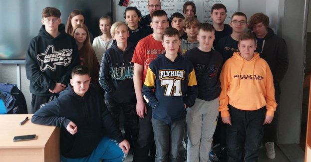 Dzielnicowy z Niemczy i asystent Wydziału Prewencji z Komendy Powiatowej odwiedzili dzieci z Niepublicznej Szkoły w Przerzeczynie-Zdroju