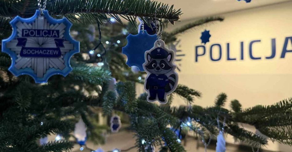 zdjęcie: Choinka odblaskowa w sochaczewskiej komendzie zwiększa bezpieczeństwo / fot. KPP w Sochaczewie
