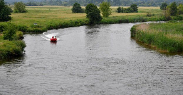 Ratownicy uratowali czwórkę dzieci porwanych przez nurt Pilicy