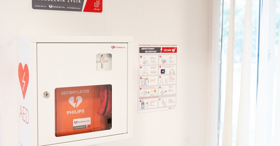 zdjęcie: AED dostępny całodobowo przy Komendzie Policji w Leżajsku / fot. KPP w Leżajsku fot. KPP Leżajsk