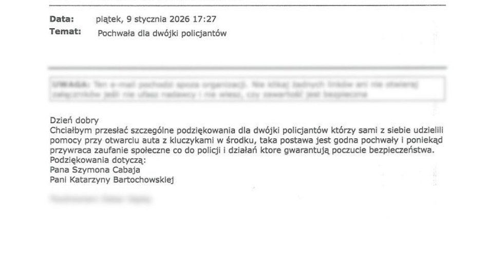 zdjęcie: Mieszkaniec Gdyni dziękuje policjantom za pomoc / fot. KMP w Gdyni