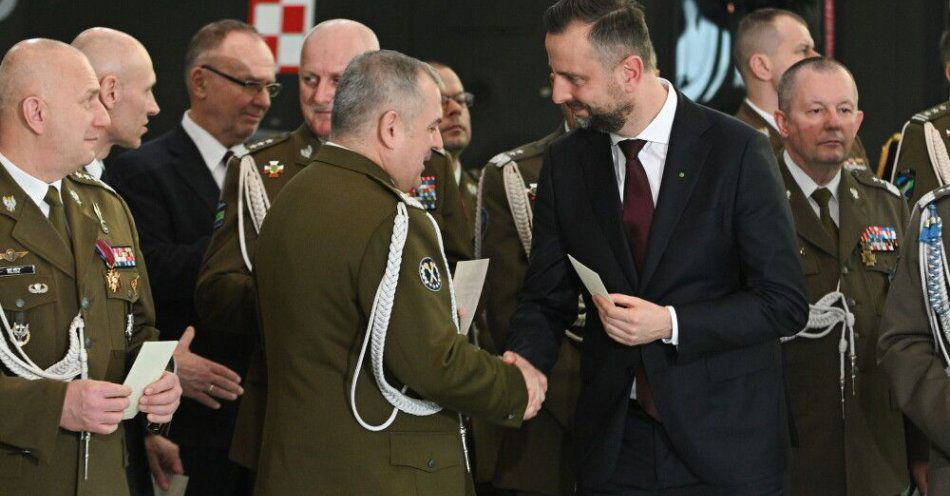 zdjęcie: Szef MON na spotkaniu świątecznym: wojsko to żołnierze, ale również nasze rodziny / Warszawa, 17.12.2025. Wicepremier, minister obrony narodowej Władysław Kosiniak-Kamysz (3P), szef Sztabu Generalnego WP gen. Wiesław Kukuła (5L) i dowódca Operacyjny Rodzajów Sił Zbrojnych gen. bryg. Maciej Klisz (L) podczas spotkania wigilijnego kierownictwa resortu obrony oraz kadry kierowniczej SZ RP, 17 bm. w 1 Bazie Lotnictwa Transportowego w Warszawie. (ad) PAP/Marcin Obara