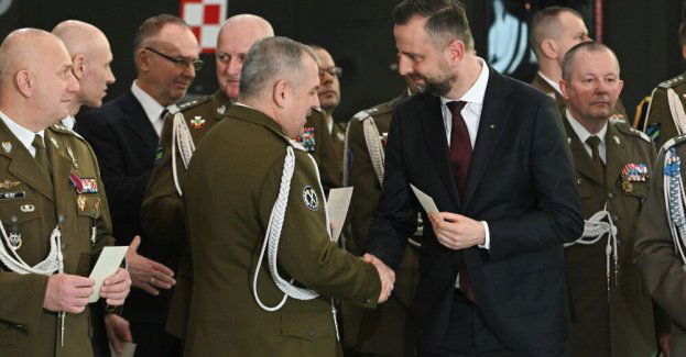 Szef MON na spotkaniu świątecznym: wojsko to żołnierze, ale również nasze rodziny