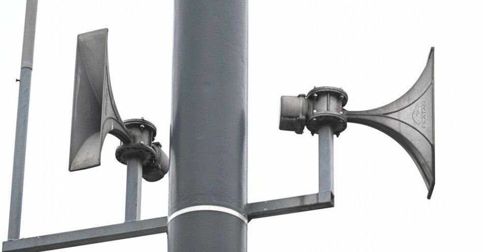 zdjęcie: Małopolskie: w ramach ćwiczeń w gminie Niepołomice w poniedziałek rano zawyją syreny / Warszawa, 30.09.2025. Syrena alarmowa w centrum Warszawy, 30 bm. W stolicy trwają testy zmodernizowanych punktów alarmowych systemu SAOL (System Alarmowania i Ostrzegania Ludności). (amb) PAP/Radek Pietruszka