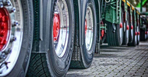 Nie żyje 38-letni kierowca, którego samochód czołowo zderzył się z ciężarówką