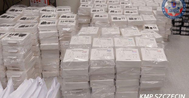 Szczecińscy policjanci zabezpieczyli podróbki akcesoriów telefonicznych o wartości blisko 265 tysięcy złotych
