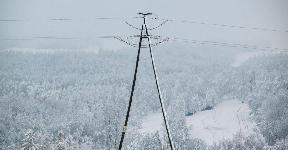 zdjęcie: Ponad 1,5 tys. interwencji strażaków - powodem intensywne opady śniegu na południu kraju / Rozbórz Długi, 22.11.2025. Zimowy krajobraz po intensywnych opadach śniegu w okolicy Rozbórza Długiego, 22 bm. Jak informuje Wojewódzkie Centrum Zarządzania Kryzysowego w Rzeszowie, z powodu intensywnych opadów śniegu około 75 tys. odbiorców pozbawionych jest prądu, najwięcej w rejonach: Krosna, Sanoka, Mielca, Rzeszowa i Leżajska. (dd/mgut) PAP/Darek Delmanowicz