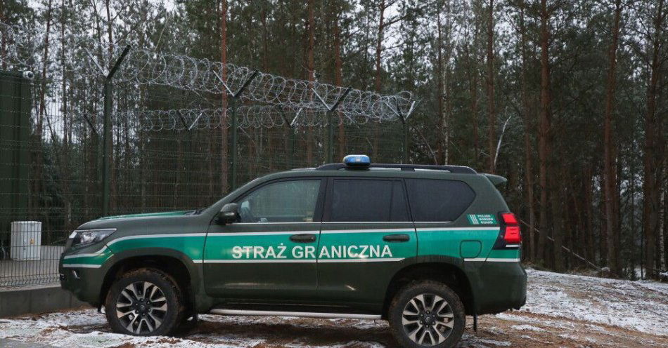 zdjęcie: Służby: kolejne próby przemytu papierosów za pomocą balonów meteorologicznych / Ozierany Wielkie, 23.12.2025. Instalacje na granicy polsko-białoruskiej w miejscowości Ozierany Wielkie, 23 bm. Premier RP wziął udział w odprawie z funkcjonariuszami, pełniącymi służbę na granicy z Białorusią. (jm) PAP/Artur Reszko