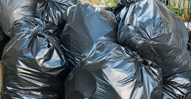 Służby wydobywają worki z niebezpieczną substancją znalezione podczas akcji sprzątania