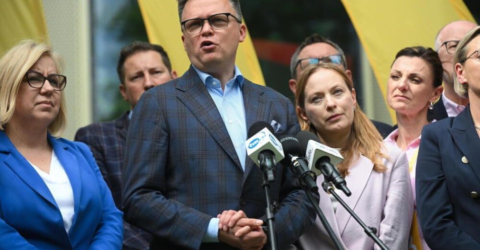 zdjęcie: Źródła PAP: Hołownia zaprosił na spotkanie Pełczyńską-Nałęcz i Hennig-Kloskę; tematem współprzewodniczenie partii / Warszawa, 28.06.2025. Minister klimatu i środowiska Paulina Hennig-Kloska (L), przewodniczący Polski 2050, marszałek Sejmu Szymon Hołownia (2L) i minister funduszy i polityki regionalnej Katarzyna Pełczyńska-Nałęcz (P) podczas konferencji prasowej po zakończeniu Rady Krajowej ugrupowania w Warszawie, 28 bm. (doro) PAP/Marcin Obara