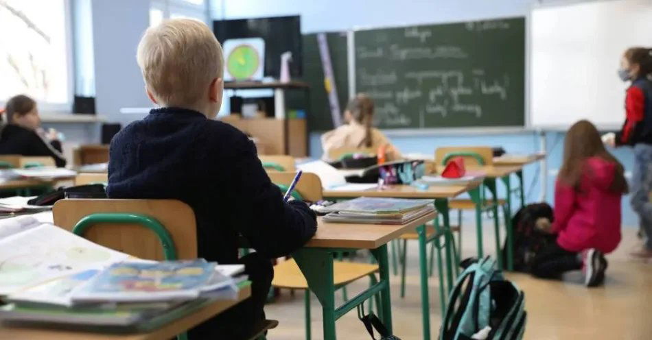 zdjęcie: Ekspertka: szkoła powinna uczyć nie tylko zapamiętywania informacji, ale także ich rozumienia / Otwock, 18.01.2021. Koronawirus w Polsce. Sala lekcyjna w Szkole Podstawowej nr 1 w Otwocku, 18. bm. po powrocie uczniów klas I-III po zimowych feriach do swojej placówki edukacyjnej. Od dzisiaj do szkół podstwowych wracają dzieci pierwszych trzech klas. Powrót odbywa się w reżimie sanitarnym. (ls/dw) PAP/Leszek Szymański