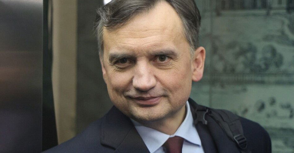 zdjęcie: Ziobro: w dokumencie azylowym jest data 22 grudnia 2025 r. / Warszawa, 31.01.2025. Poseł PiS Zbigniew Ziobro opuszcza budynek sejmowy, w którym odbyło się posiedzenie komisji śledczej ds. Pegasusa, 31 bm. Polityk został zatrzymany przez policję po opuszczeniu studia Telewizji Republika i doprowadzony do Sejmu, jednak nie pojawił się na posiedzeniu komisji na czas. Komisja przegłosowała wniosek o 30-dniowy areszt dla byłego ministra sprawiedliwości. (jm) PAP/Paweł Supernak