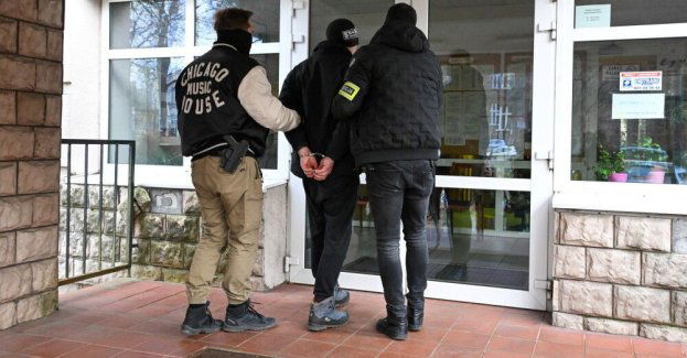 Cztery zarzuty dla mężczyzny, który rzucił butelką w wóz strażacki