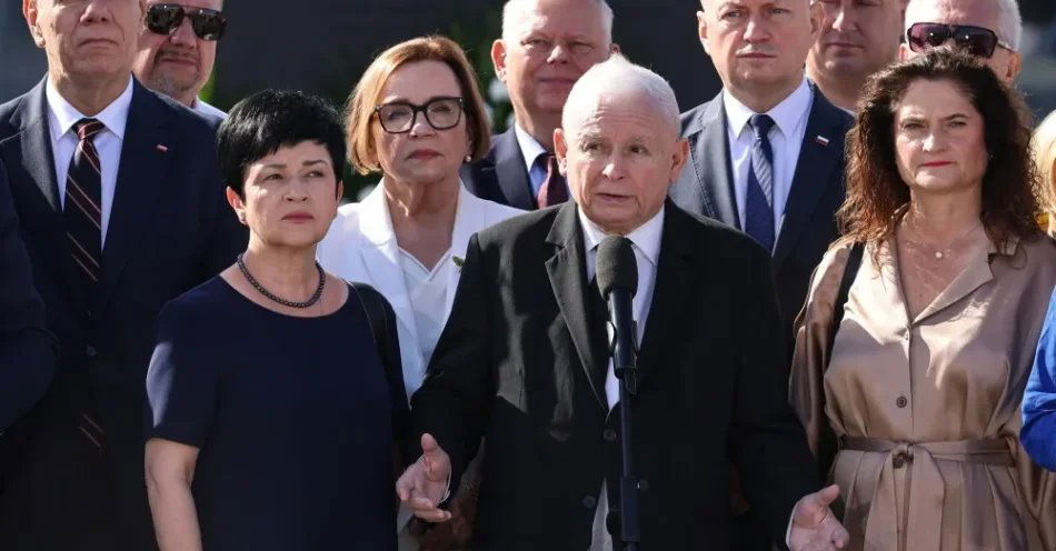 zdjęcie: Kaczyński: brak poparcia dla rządów Tuska to zapowiedź zmiany władzy / Warszawa, 10.08.2026. Prezes PiS Jarosław Kaczyński (C-P), europosłanka Anna Zalewska (4L), przewodniczący KP PiS Mariusz Błaszczak (4P) oraz posłowie PiS: Jacek Sasin (L), Joanna Borowiak (3L), Marek Suski (5L) i Dorota Arciszewska-Mielewczyk (P) podczas uroczystości na pl. Piłsudskiego w Warszawie, 10 bm. Trwają obchody miesięcznicy katastrofy smoleńskiej. (jm) PAP/Albert Zawada