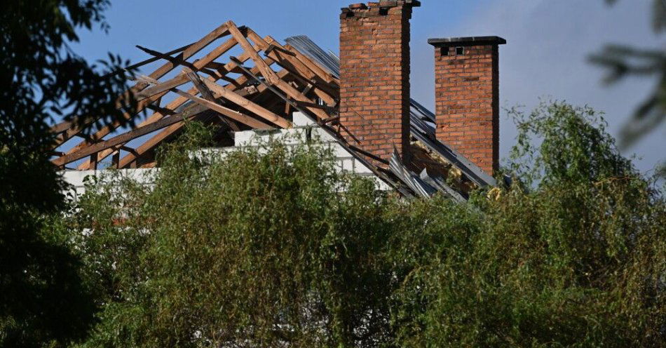 zdjęcie: Wiceszef MON: resort zaproponował rodzinie z Wyryków dodatkowe 200 tys. zł zadośćuczynienia / Wyryki, 10.09.2025. Zniszczony przez drona dach budynku mieszkalnego w miejscowości Wyryki, 10 bm. W nocy przestrzeń powietrzna Polski została wielokrotnie naruszona przez rosyjskie drony. (ad) PAP/Wojtek Jargiło