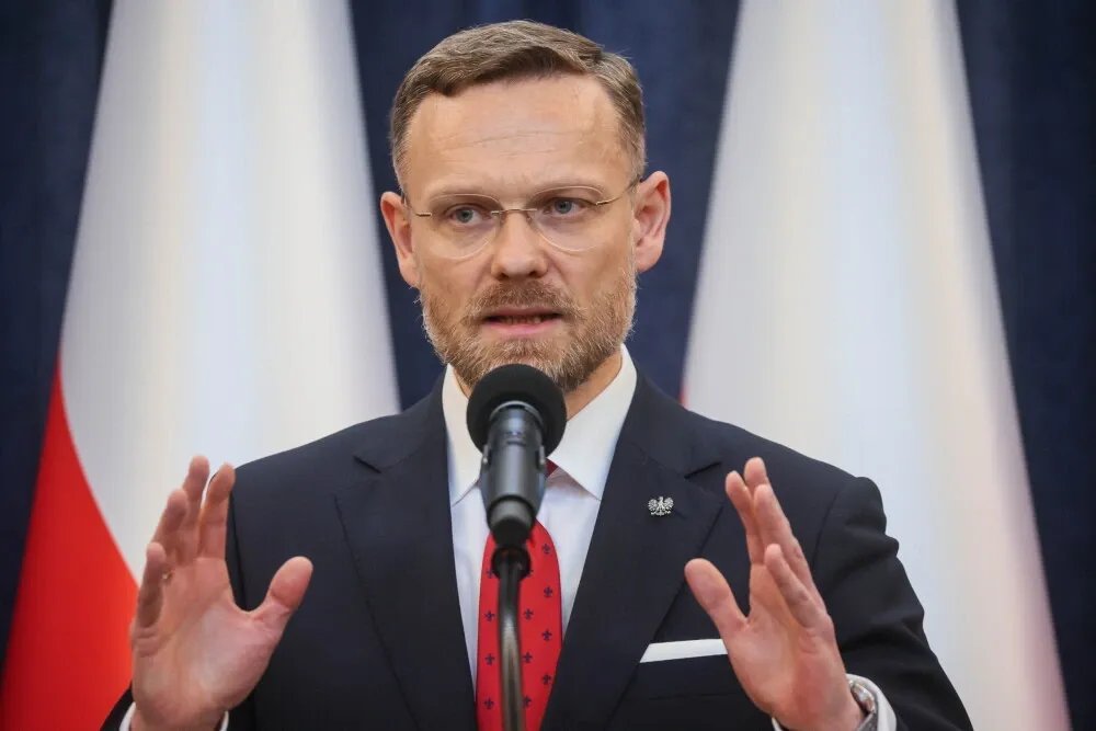 zdjęcie: Szef KPRP: rząd miał narzędzia do ścigania przestępców z rynku kryptoaktywów / Warszawa, 16.03.2026. Szef Kancelarii Prezydenta RP Zbigniew Bogucki (P) podczas konferencji prasowej w Pałacu Prezydenckim w Warszawie, 16 bm. Spotkanie dot. m.in. weta prezydenta do ustawy wdrażającej unijny program SAFE. (jm) PAP/Leszek Szymański