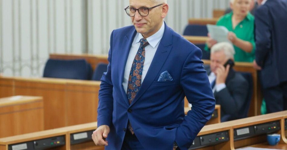zdjęcie: Senator Rybicki: jeśli wyrok na Kwiatkowskiego się uprawomocni, straci on mandat senatora / Warszawa, 17.07.2025. Senator KO Krzysztof Kwiatkowski (L) na sali obrad Senatu w Warszawie, 17 bm. W drugim dniu posiedzenia izba zajmuje się m.in. ustawą związaną ze strategicznymi inwestycjami w zakresie obronności. (jm) PAP/Leszek Szymański