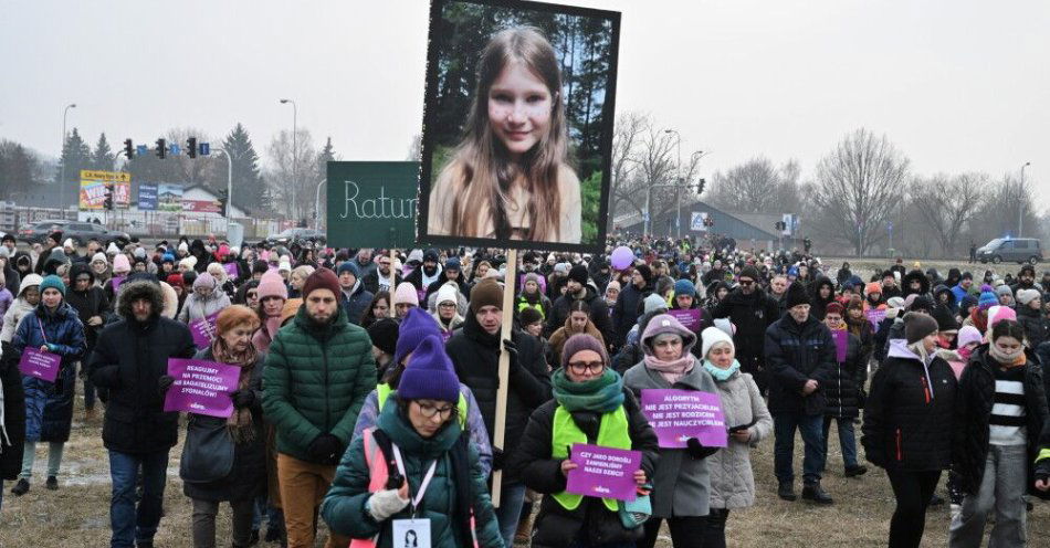 zdjęcie: Tysiąc osób przeszło ulicami Jeleniej Góry w Marszu Ciszy upamiętniającym zabitą 11-latkę / Jelenia Góra, 24.01.2026. Marsz Ciszy w Jeleniej Górze, 24 bm. Wydarzenie zorganizowano w związku z zabójstwem 11-letniej Danusi, do którego doszło w grudniu ubiegłego roku. Ofiara i zatrzymana uczęszczały do tej samej szkoły. (sko) PAP/Maciej Kulczyński