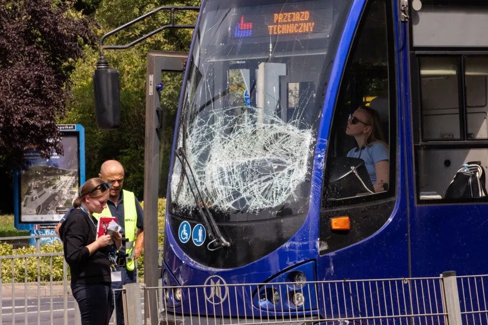 zdjęcie: Wrocław: zderzenie tramwaju z busem, cztery osoby ranne / Wrocław, 02.08.2026. Miejsce zderzenia tramwaju z busem we Wrocławiu, 2 bm. Dwoje pasażerów busa zostało rannych, w tym kobieta, która odniosła ciężkie obrażenia. Kolejni poszkodowani – kobieta i dziecko – to pasażerowie tramwaju. (ad) PAP/Krzysztof Ćwik
