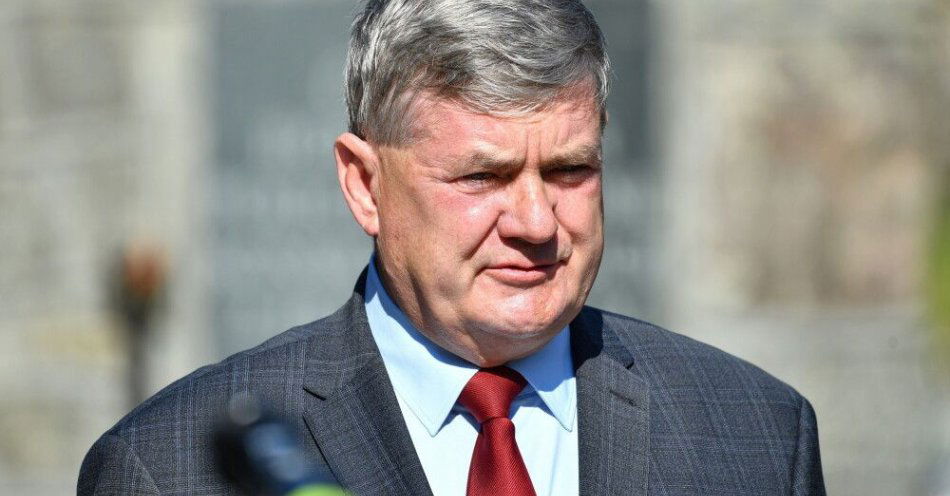 zdjęcie: K. Plocke: Komisja ds. służb specjalnych zapozna się ze szczegółami sprawy szpiega w MON / Kosakowo, 19.09.2024. Poseł KO Kazimierz Plocke podczas uroczystości pogrzebowych szczątków nieznanego żołnierza Wojska Polskiego, 19 bm. na cmentarzu parafialnym w Kosakowie. Żołnierz zginął w obronie Kępy Oksywskiej podczas walk we wrześniu 1939 roku.
(sko) PAP/Andrzej Jackowski