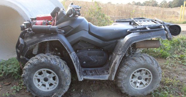 Wypadek drogowy. Kierowca quada uderzył w betonowy słup.