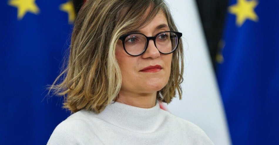 zdjęcie: Prokuratura: akt oskarżenia policjanta za spryskanie gazem Magdaleny Biejat / Warszawa, 10.12.2025. Wicemarszałek Senatu Magdalena Biejat podczas konferencji prasowej w Sejmie w Warszawie, 10 bm. Politycy Lewicy zaprezentowali propozycję gruntownej reformy finansowania systemu ochrony zdrowia. (sko) PAP/Albert Zawada