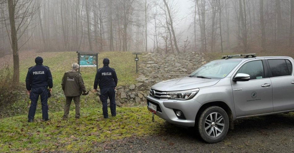 zdjęcie: Policja i Straż Leśna walczą z kradzieżami w lasach / fot. KMP w Miechowie
