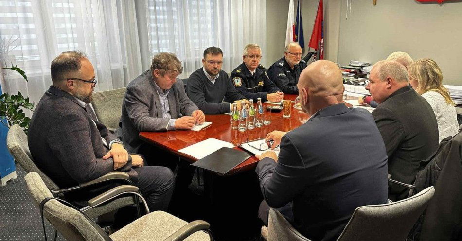 zdjęcie: Naczelnik ruchu drogowego na komisji o bezpieczeństwie w Mielcu / fot. KPP w Mielcu