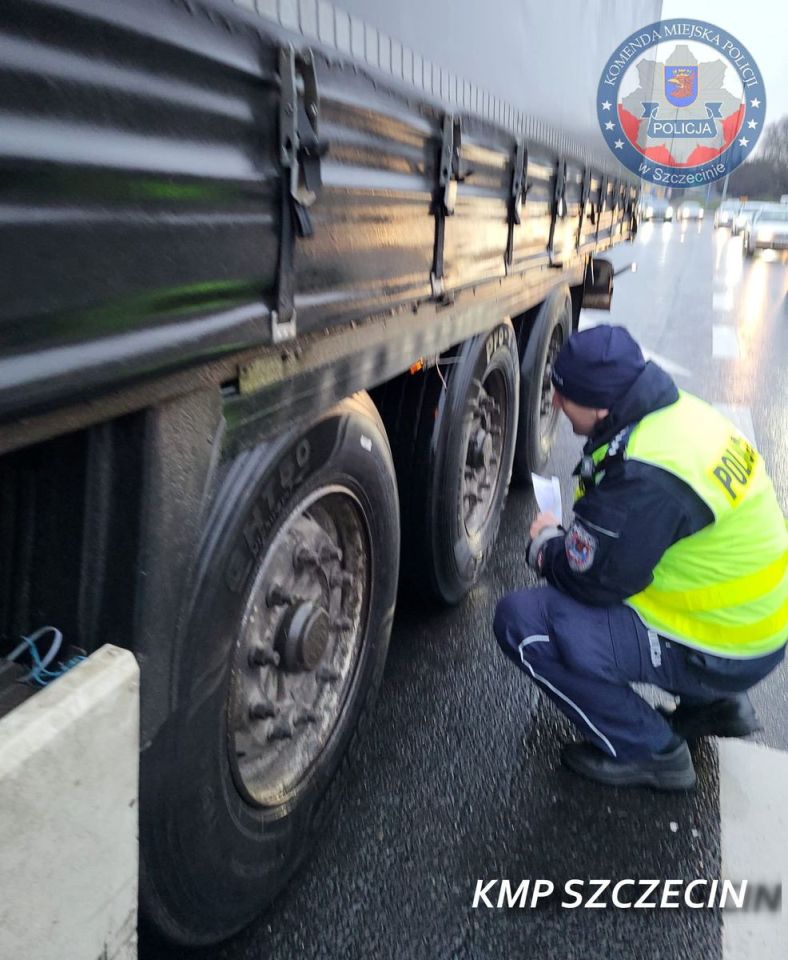 zdjęcie: ECO CAR w Szczecinie policja zatrzymała 41 dowodów rejestracyjnych / fot. KMP w Szczecinie