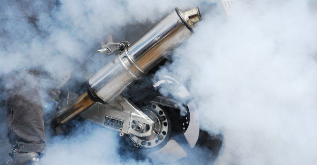 Był tak zaaferowany paleniem gumy że nie zauważył radiowozu