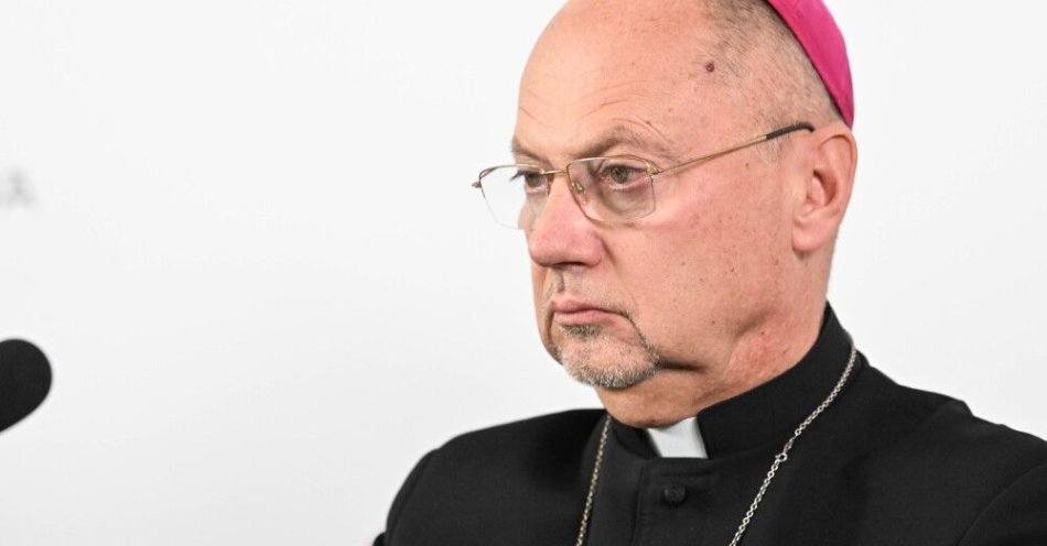 zdjęcie: KEP: papież mianował bpa Odera członkiem Dykasterii Spraw Kanonizacyjnych / Gdańsk, 15.10.2025. Biskup gliwicki Sławomir Oder podczas konferencji prasowej po zakończeniu obrad 402. Zebrania Plenarnego Konferencji Episkopatu Polski, 15 bm. w siedzibie Archidiecezji Gdańskiej. (jm) PAP/Andrzej Jackowski