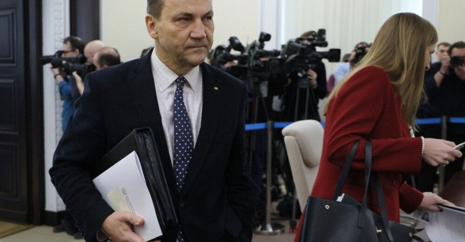 zdjęcie: Sikorski w Brukseli na posiedzeniu Rady ds. zagranicznych i spotkaniu państw Trójmorza / Warszawa, 13.03.2026. Wicepremier, minister spraw zagranicznych Radosław Sikorski na nadzwyczajnym posiedzeniu rządu w siedzibie KPRM w Warszawie, 13 bm. Posiedzenie zapowiedział w czwartek szef polskiego rządu po tym, jak prezydent Karol Nawrocki poinformował, że nie podpisze ustawy wdrażającej unijny program SAFE. (amb) PAP/Paweł Supernak