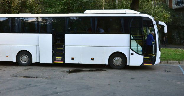 Wypadek autobusu szkolnego w Rzepinku; jedna osoba w szpitalu