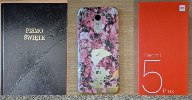 Znalezione telefon, deskorolka i pismo święte