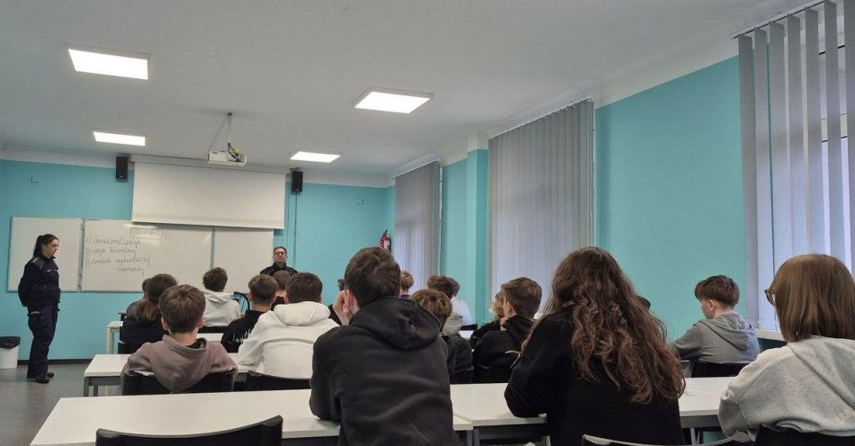 zdjęcie: Policjanci z centrum Łodzi rozmawiali z uczniami o bezpieczeństwie / fot. KMP w Łodzi