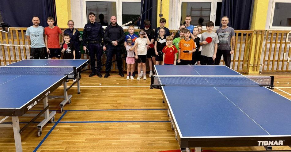 zdjęcie: Profilaktyka na sportowo w Klubie Tenisa Stołowego Granit / fot. KPP w Strzelinie zajęcia