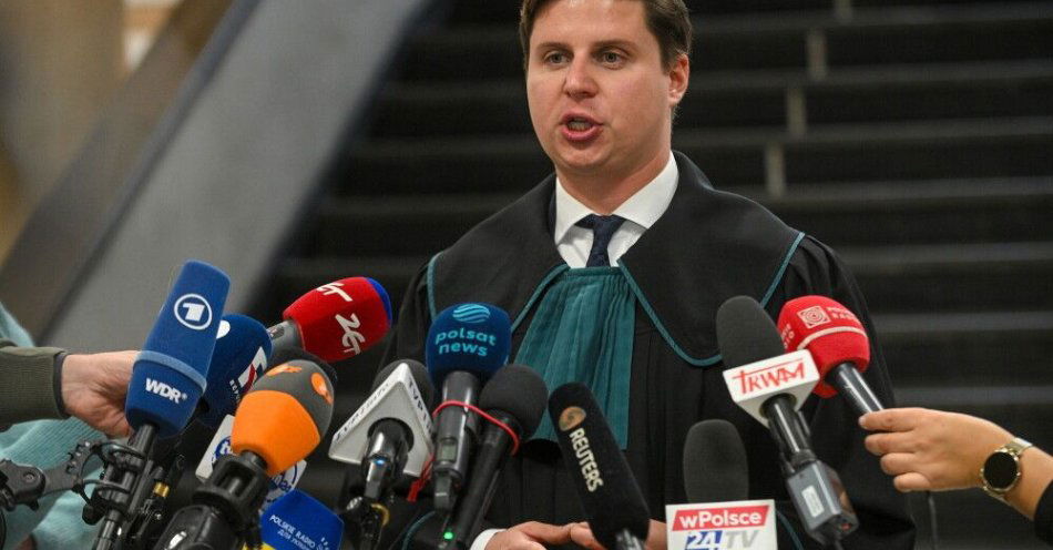 zdjęcie: Obrońca Wołodymyra Ż.: żaden obywatel Ukrainy nie może stawać pod zarzutami za działania przeciw Rosji / Warszawa, 06.10.2025. Pełnomocnik obwinionego mec. Tymoteusz Paprocki udziela wypowiedzi mediom w Sądzie Okręgowym w Warszawie, 6 bm. po posiedzeniu aresztowym  obywatela Ukrainy Wołodymyra Z. (podejrzanego o wysadzenie gazociągu Nord Stream). W środę, 1 bm. Sąd Okręgowy uwzględnił wniosek prokuratury dotyczący jego  tymczasowego aresztowania na 7 dni. Dzisiaj sąd (w trybie niejawnym), rozpoznał tylko wniosek prokuratury o zastosowaniu dalszego aresztu na 100 dni i swoją decyzją zastosował tymcz