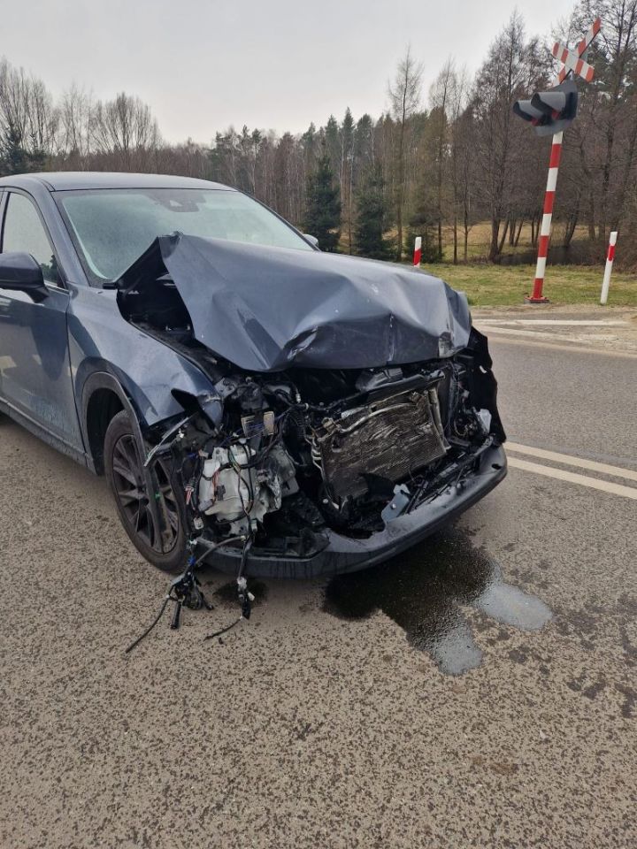 zdjęcie: Mazda uderzyła w szynobus w Sztumskim Polu / fot. KPP w Sztumie
