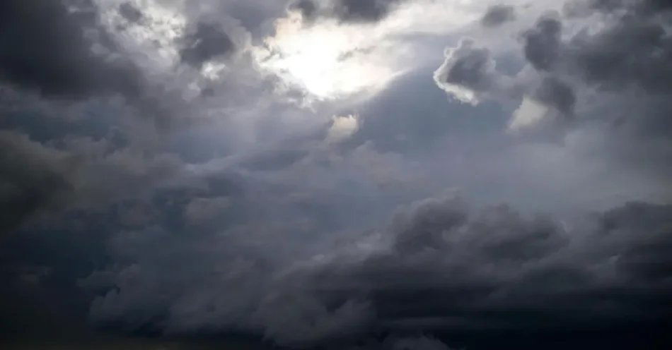 zdjęcie: W niedzielę w większości kraju temperatura poniżej 20 st. C; na północy możliwe deszcze i burze / Choroszcz, woj. podlaskie, 23.07.2026. Chmury burzowe nad polami. PAP/Michał Zieliński