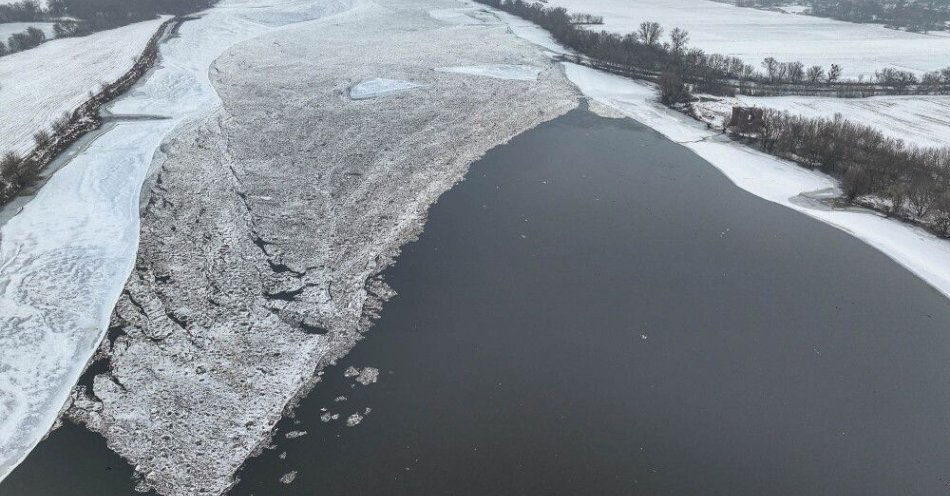 zdjęcie: Ekspert: lodołamanie na Dolnej Wiśle kluczowe dla przeciwdziałania zatorom na rzece / Toruń, 06.02.2026. Zator lodowy na Wiśle przy ujściu rzeki Drwęcy w Toruniu, 6 bm. W związku z zatorem i zjawiskiem cofki rzeka rozlewa się na okoliczne łąki. (amb) PAP/Tomasz Więcławski