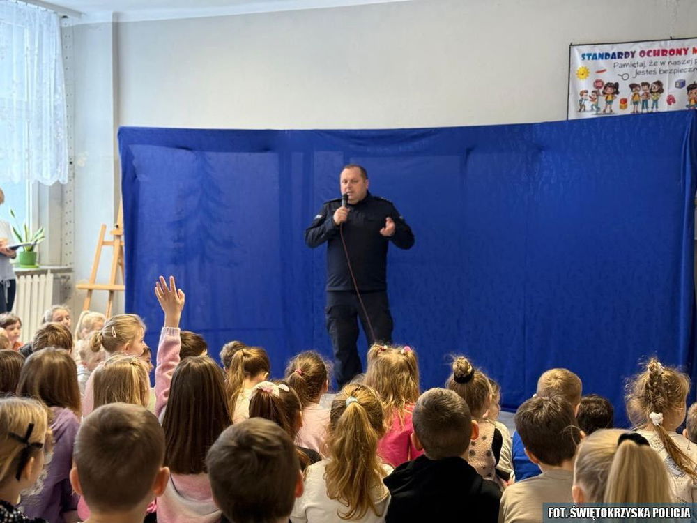 zdjęcie: Ferie bezpieczne: policjant rozmawiał z uczniami SP nr 2 / fot. KPP Pińczów
