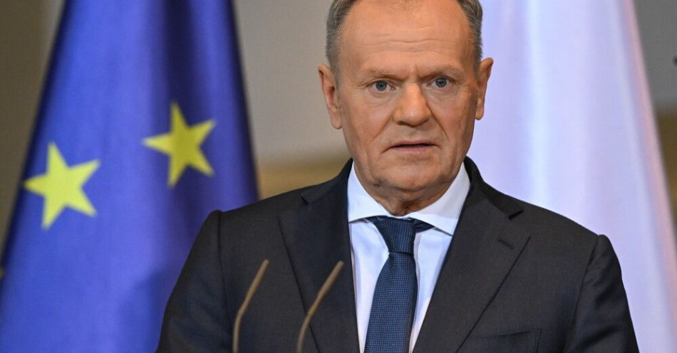zdjęcie: Tusk: próg 40 proc. poparcia jest w zasięgu Koalicji Obywatelskiej / Berlin, 01.12.2025. Premier Donald Tusk podczas konferencji prasowej po ceremonii przekazania zrabowanych w Polsce podczas wojny dóbr kultury, 1 bm. w siedzibie Urzędu Kanclerskiego w Berlinie. 73 dokumenty pergaminowe z XIII–XV w. ze zbiorów Archiwum Głównego Akt Dawnych w Warszawie oraz głowa św. Jakuba Starszego - fragment rzeźby z XIV w. z kościoła NMP na Zamku Wysokim w Malborku - wracają z Niemiec do Polski. W stolicy Niemiec rozpoczęły się 17. polsko-niemieckie konsultacje międzyrządowe,