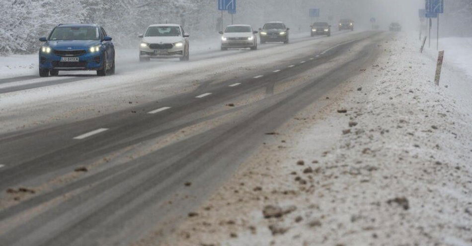zdjęcie: GDDKiA apeluje o ostrożną jazdę / Łopiennik, 08.01.2026. Droga Lublin - Zamość, 8 bm. Do godz. 17 obowiązuje ostrzeżenie przed intensywnymi opadami śniegu w regionie. (wj/ibor) PAP/Wojtek Jargiło