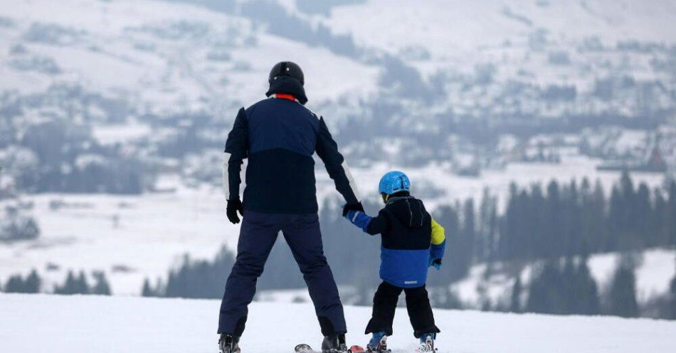 zdjęcie: W sobotę rozpoczynają się ferie zimowe w szkołach / Białka Tatrzańska, 14.02.2025. Narciarze na stoku w Białce Tatrzańskiej, 14 bm. Trwają ferie zimowe. (gm/doro) PAP/Grzegorz Momot
