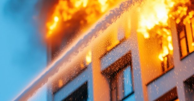 Pożar mieszkania w kamienicy; do szpitala przewieziono cztery osoby, w tym dzieci