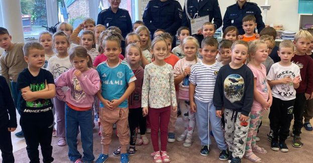 Policjanci uczą przedszkolaków bezpiecznego zachowania na drodze