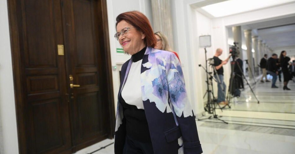 zdjęcie: Kurowska (PiS) ws. doniesień o Funduszu Sprawiedliwości: nigdy nie wzięłam dla siebie ani złotówki / Warszawa, 07.11.2025. Posłanka PiS Maria Kurowska w Sejmie, 7 bm. W trzecim dniu posiedzenia niższej izby parlamentu posłowie mają zagłosować nad wnioskiem o uchylenie immunitetu byłemu ministrowi sprawiedliwości Zbigniewowi Ziobrze oraz jego zatrzymanie i tymczasowe aresztowanie. Sejm przeprowadzi także pierwsze czytanie rządowego projektu, który zakłada umożliwienie spółkom górniczym stopniową likwidację kopalń przy wsparciu finansowym państwa. (doro) PAP/Marcin Obara
